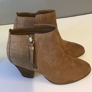 - Dr Scholls Cunning Coconut Boots.   NWT